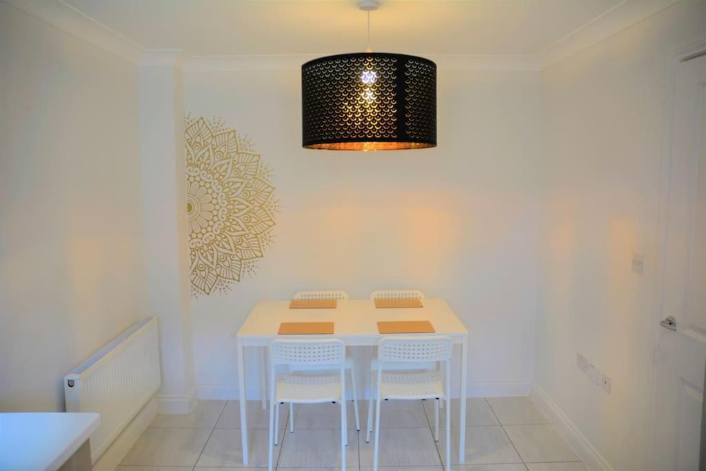 Modern Town House In Cotswolds - 3 Double Bedrooms Witney Εξωτερικό φωτογραφία